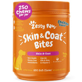 Frasco de gomitas Zesty Paws Omega-3 para perros, pelaje saludable.