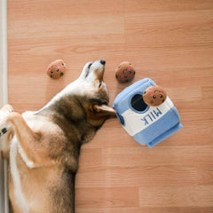 ZippyPaws Burrow Miniz: peluche suave ideal para perros medianos en juego.
