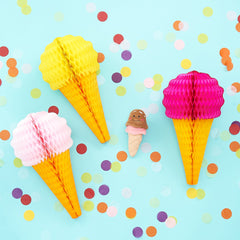 Detalle de helado en peluche que atrae miradas y curiosidad.