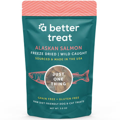 Trozo de salmón deshidratado de A Better Treat, ideal como recompensa para entrenamiento.
