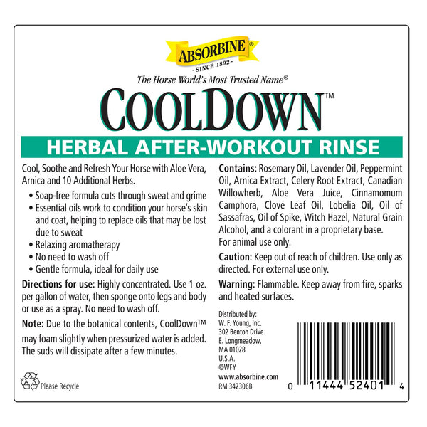 Aplicación suave de Absorbine CoolDown tras el entrenamiento para relajar la piel y el pelaje.
