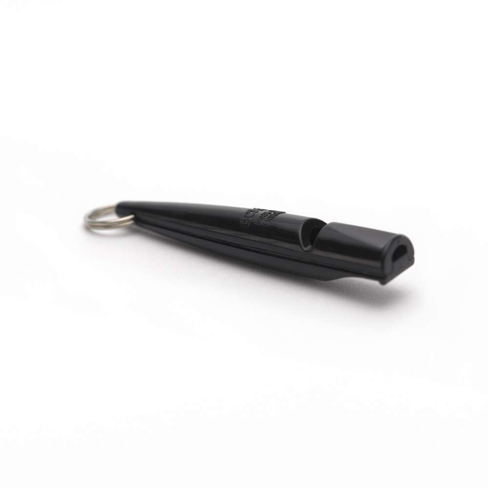 ACME silbato para perros 210.5 negro, vista frontal, tono agudo para entrenamiento.