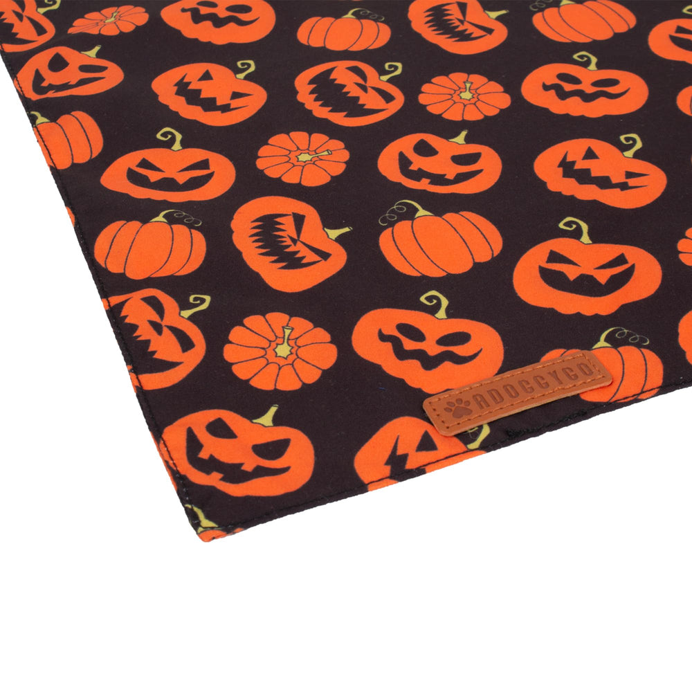 ADOGGYGO Paquete de dos bandanas diseño calabaza y murciélagos listo para usar.