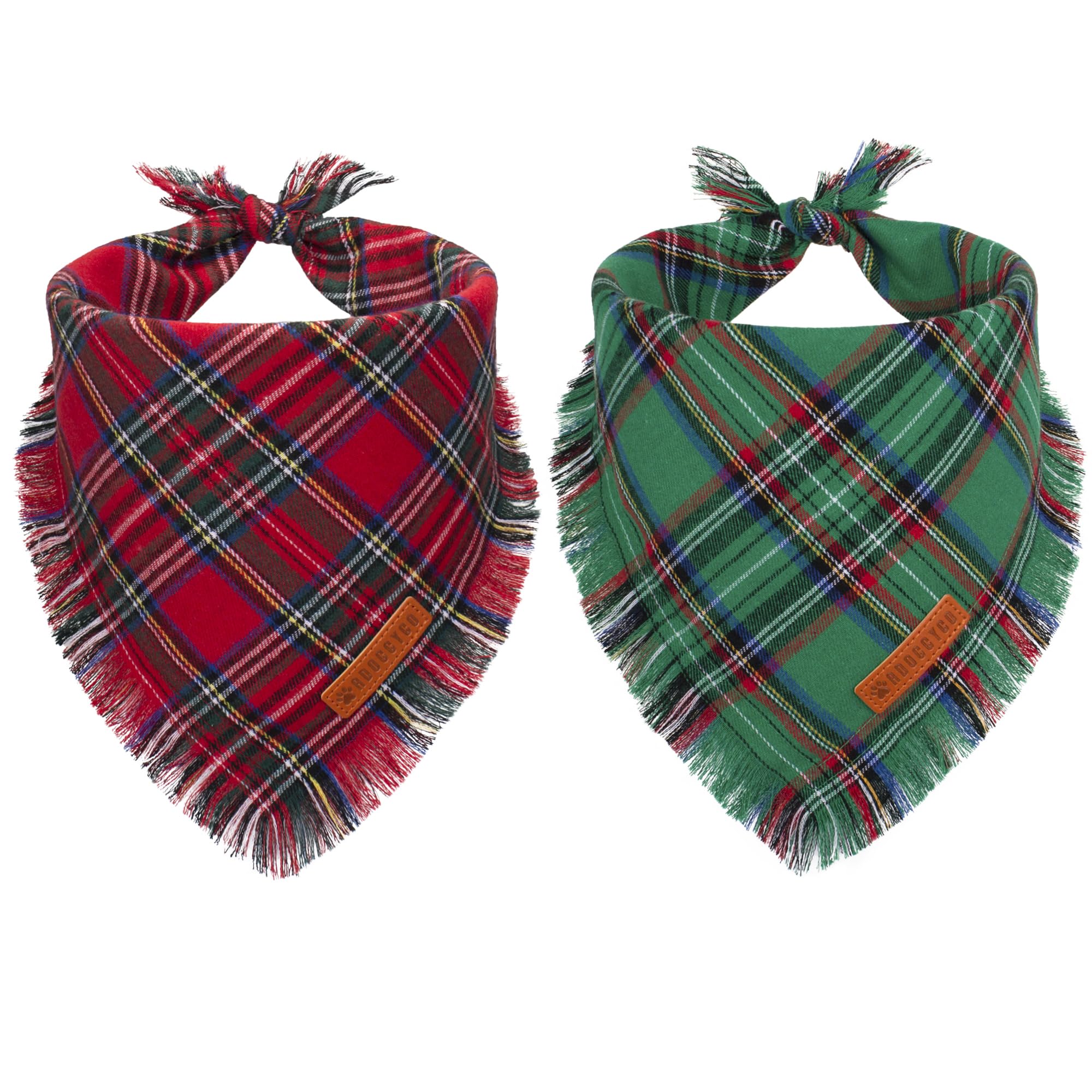 Bandana navideña ADOGGYGO para perros con borlas rojas y verdes, ideal para sesiones festivas.