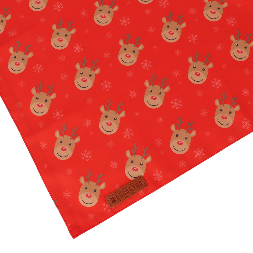 ADOGGYGO Paquete de dos bandanas rojas para perros pequeños, ideal para looks festivos.