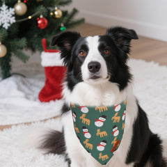 ADOGGYGO Bandana verde con tazas de Feliz Navidad, perfecta para momentos festivos.
