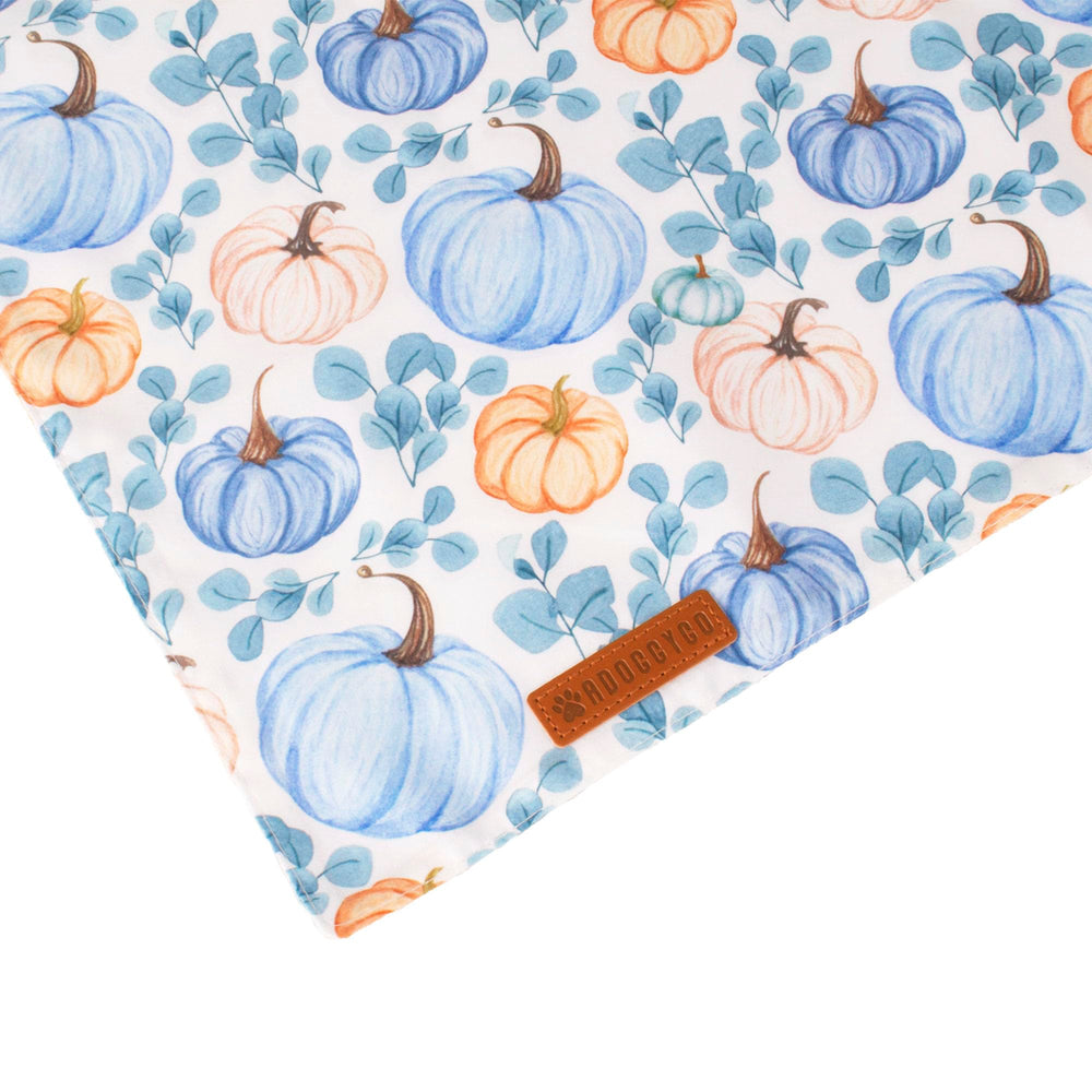 ADOGGYGO bandana con patrón de hojas y calabaza para fotos festivas.