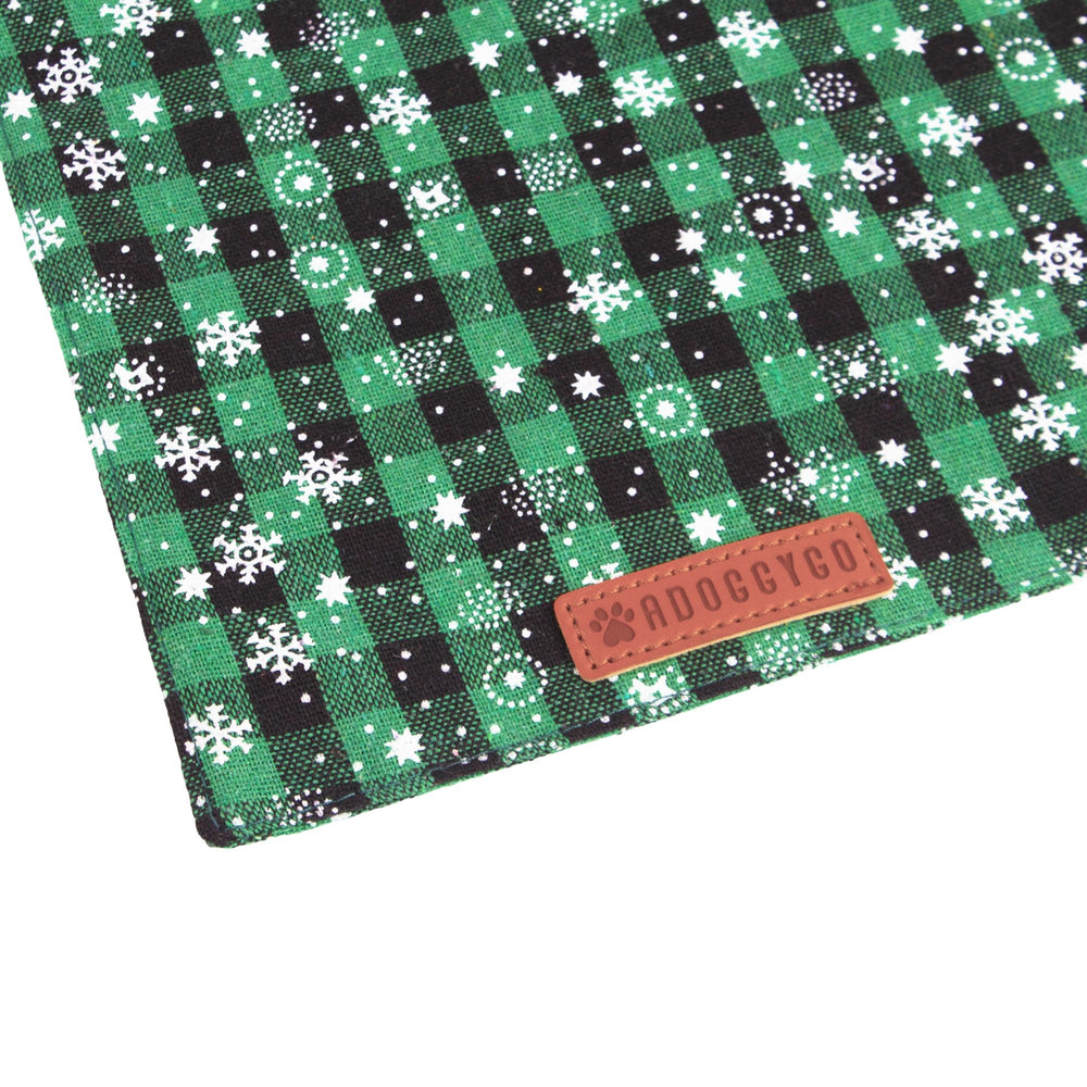 Paquete de dos bandanas ADOGGYGO en rojo y verde, regalo perfecto para mascotas.