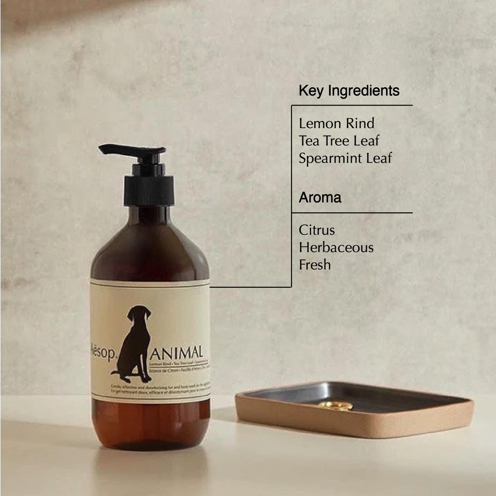 Aesop Champú para mascotas, aplicación con espuma suave, experiencia de baño agradable.