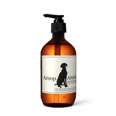 Aesop Champú para mascotas, botella en primer plano, lavado suave del pelaje.