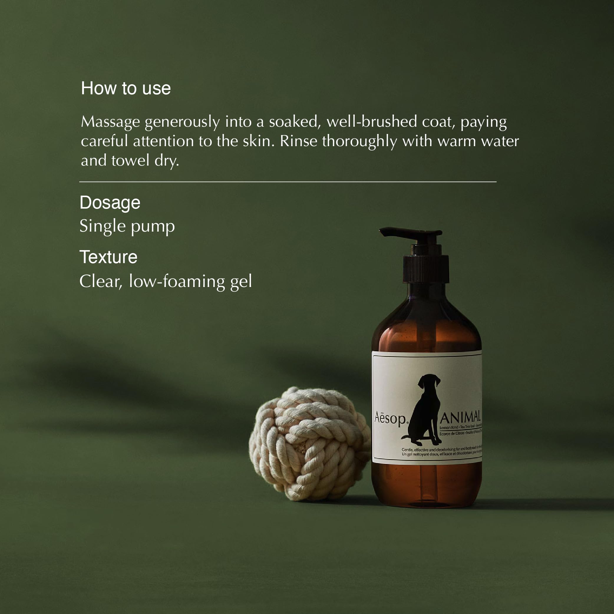 Aesop Champú para mascotas, envase reciclado visible, enfoque en sostenibilidad.