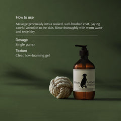 Aesop Champú para mascotas, envase reciclado visible, enfoque en sostenibilidad.