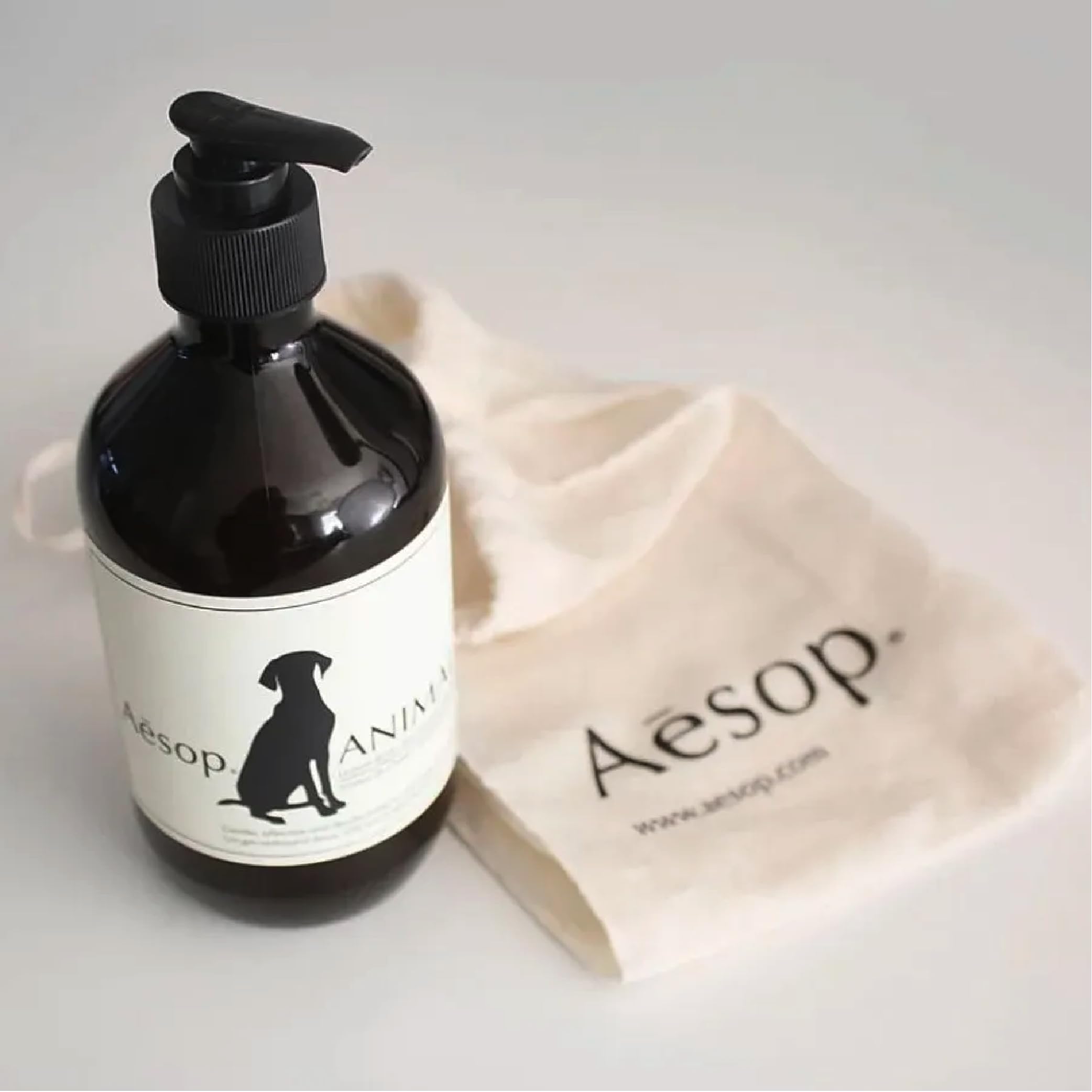 Aesop Champú para mascotas, espuma lujosa, piel calmada y pelo brillante.