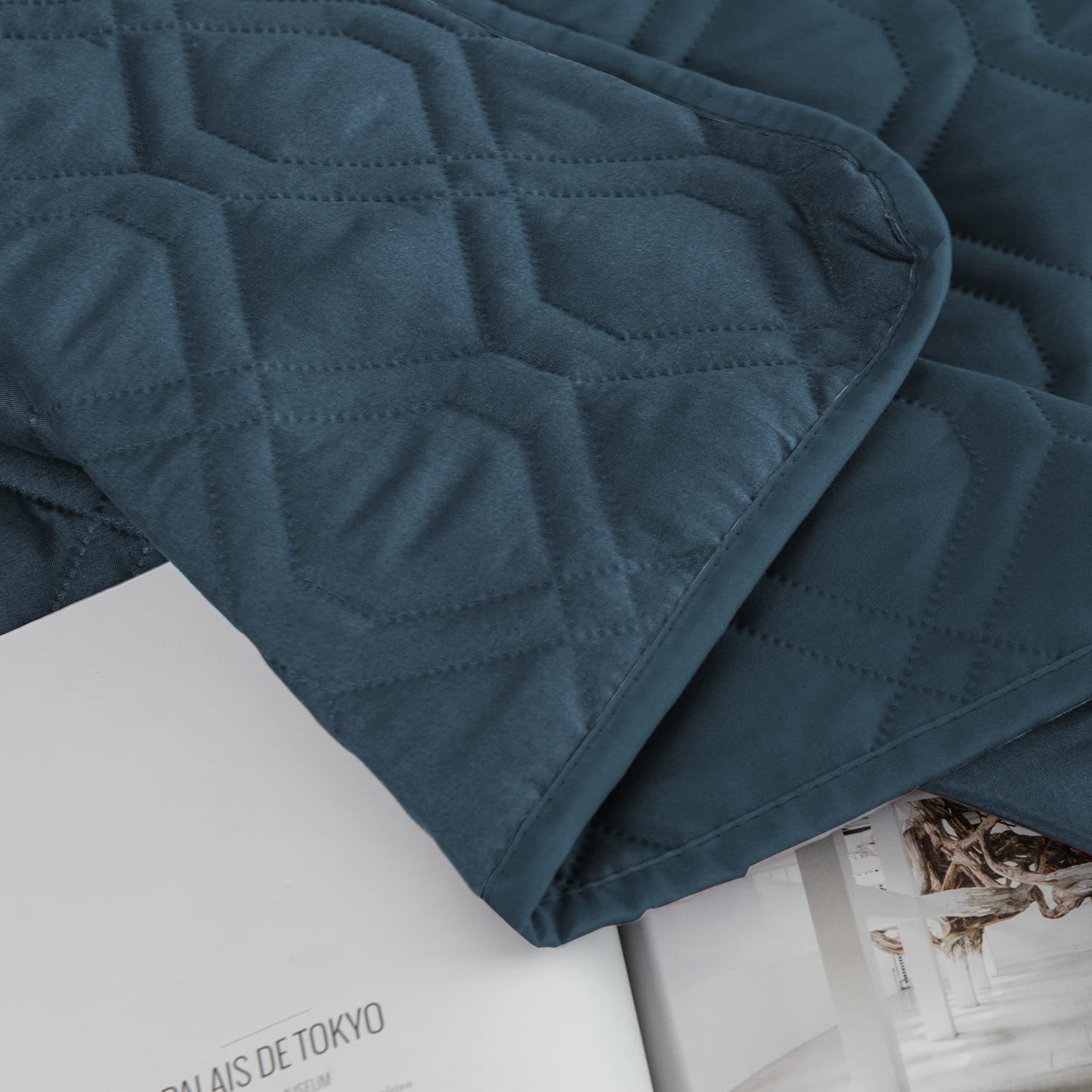 Detalle de la superficie impermeable Ameritex protegiendo muebles.
