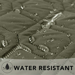 Funda impermeable Ameritex para perro en cama mantiene la superficie limpia.