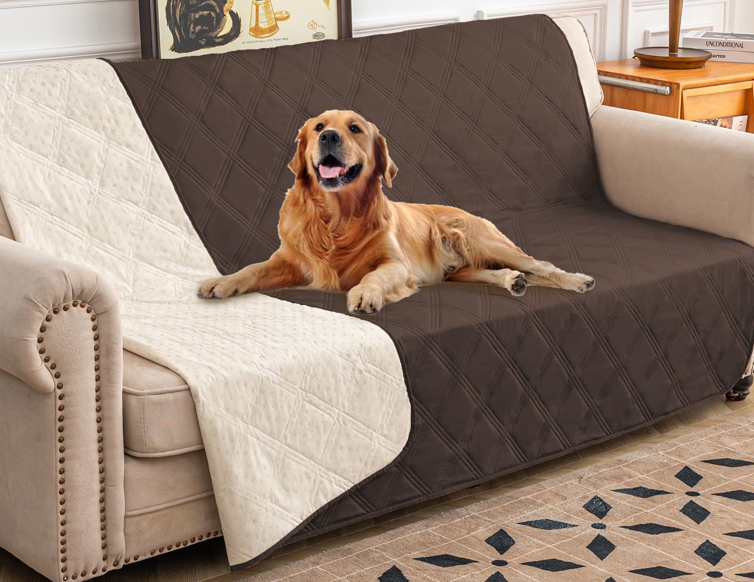 Funda impermeable Ameritex para perro en sofá, protege muebles de líquidos y manchas.