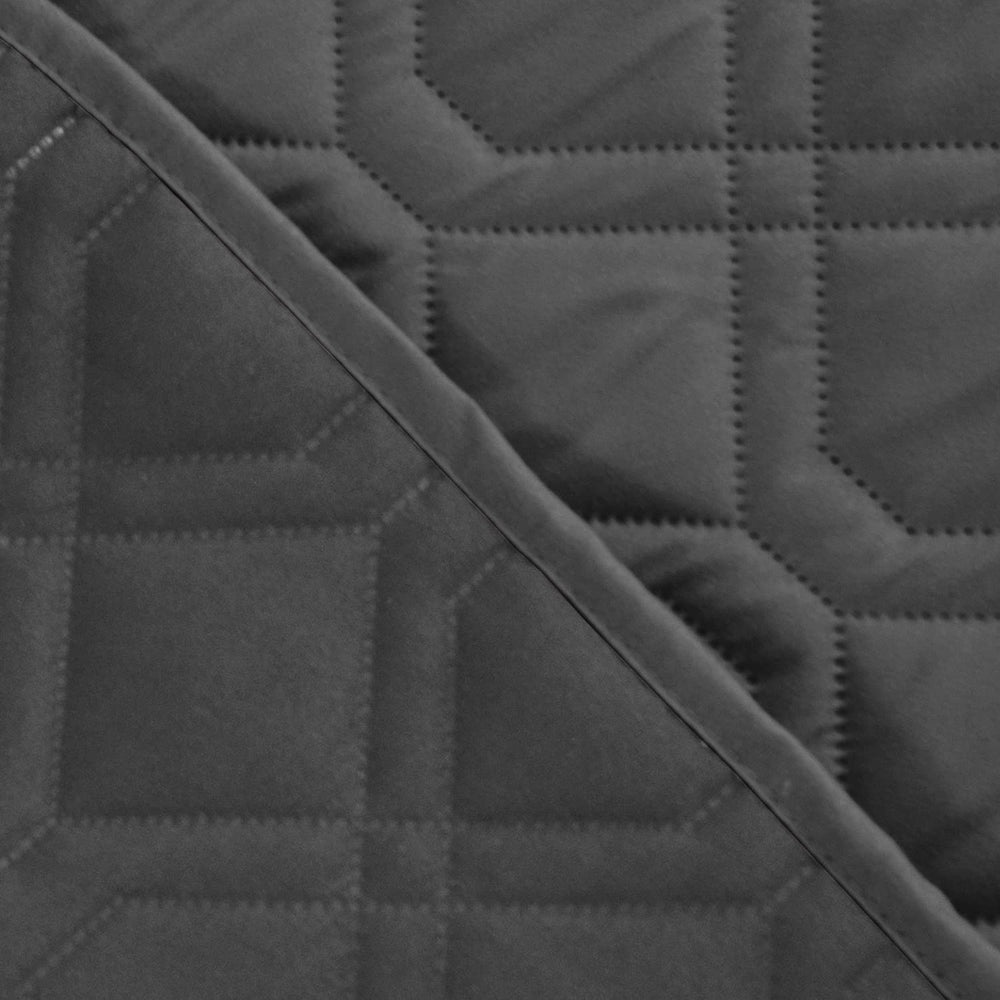 Ameritex perro relajado en sofá gracias a la funda protectora.
