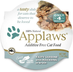 Gato disfrutando la variedad de sabores de Applaws en caldo.