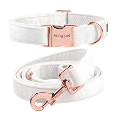 Collar de Aring pet en terciopelo blanco suave, cómodo para paseos diarios.