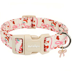 Astdogio collar navidad con Santa y lazo rosa en perro pequeño, ideal para fotos festivas.