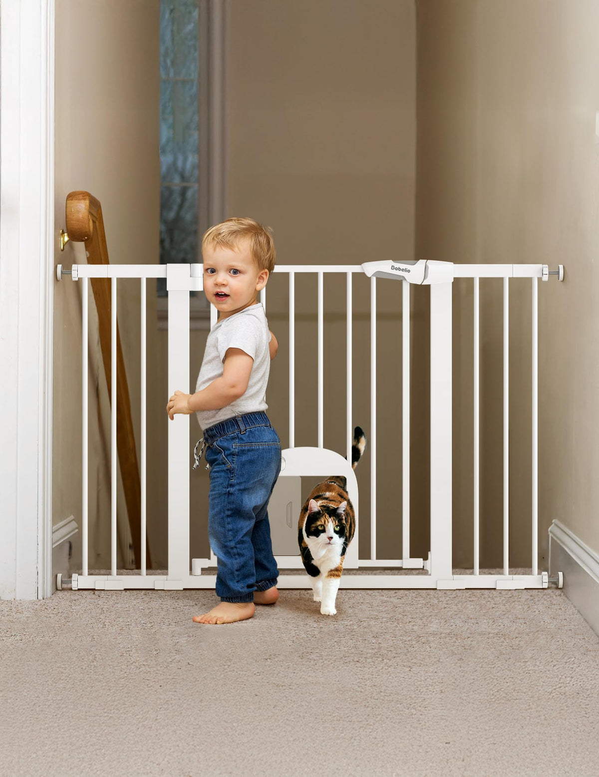 Puerta Babelio extragrande con anchura ajustable para escaleras, ideal para pasar con bebé.