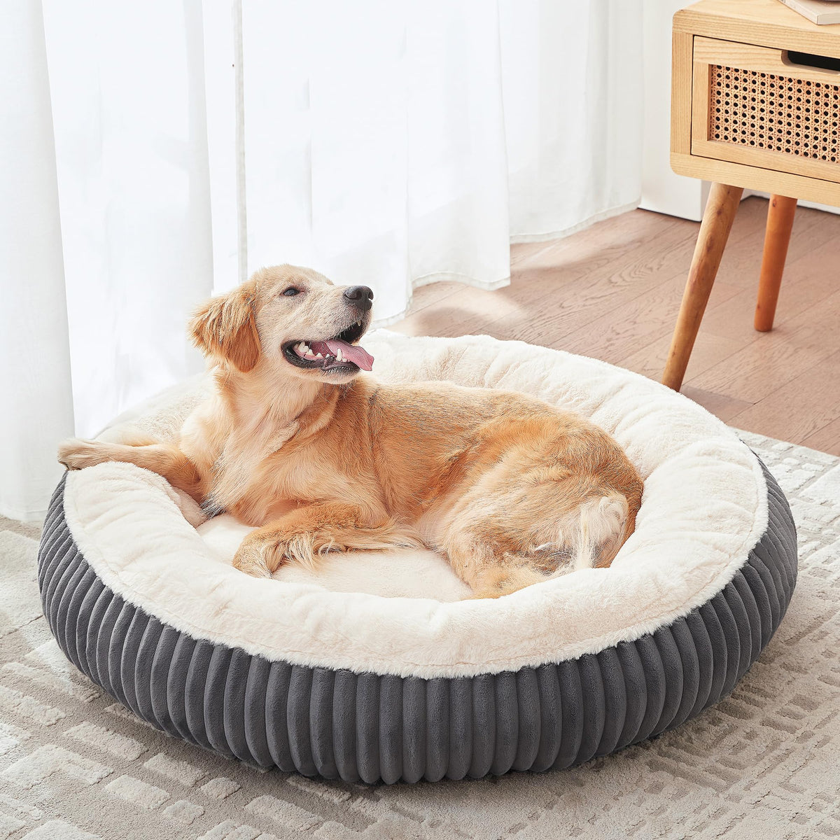 BedStill cama donut para perro grande en color oscuro, descanso cómodo y seguro.