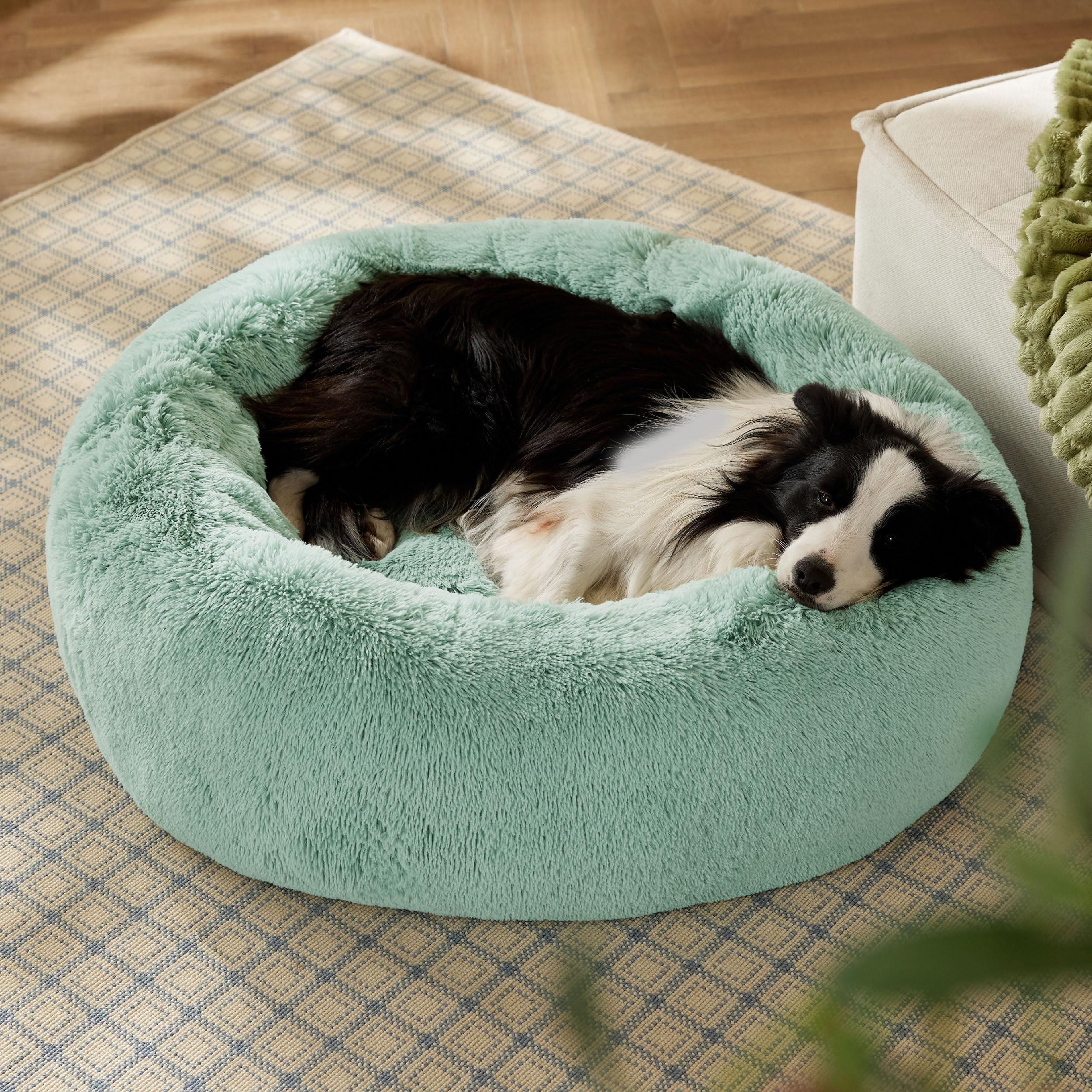 Bedsure cama con base antideslizante para estabilidad en suelos lisos.
