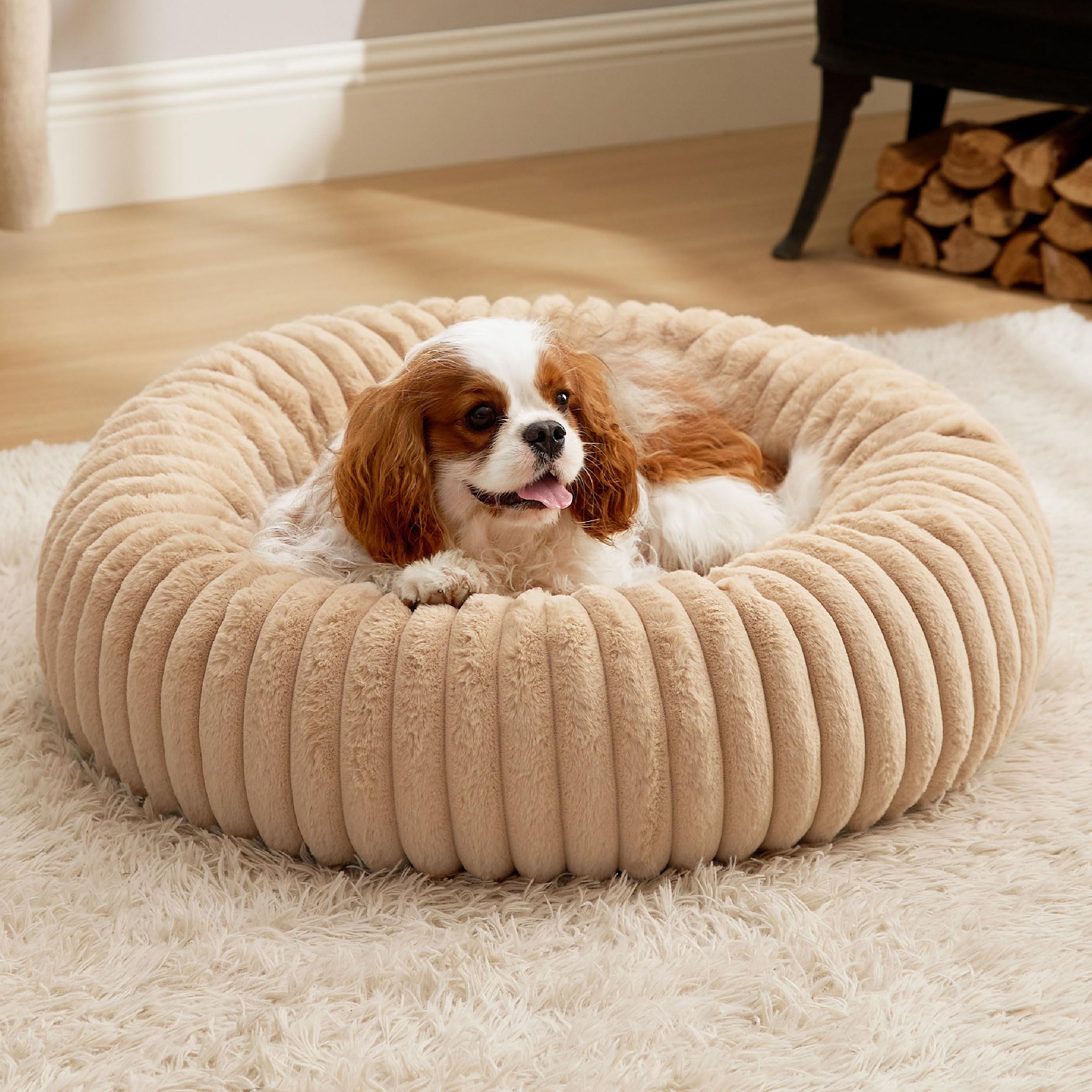 Bedsure cama para perro de pelo sintético lavable, refugio cómodo para siestas largas.
