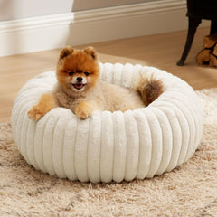 Bedsure Cama para perro pequeño en forma dona crema, refugio cómodo para descansar.