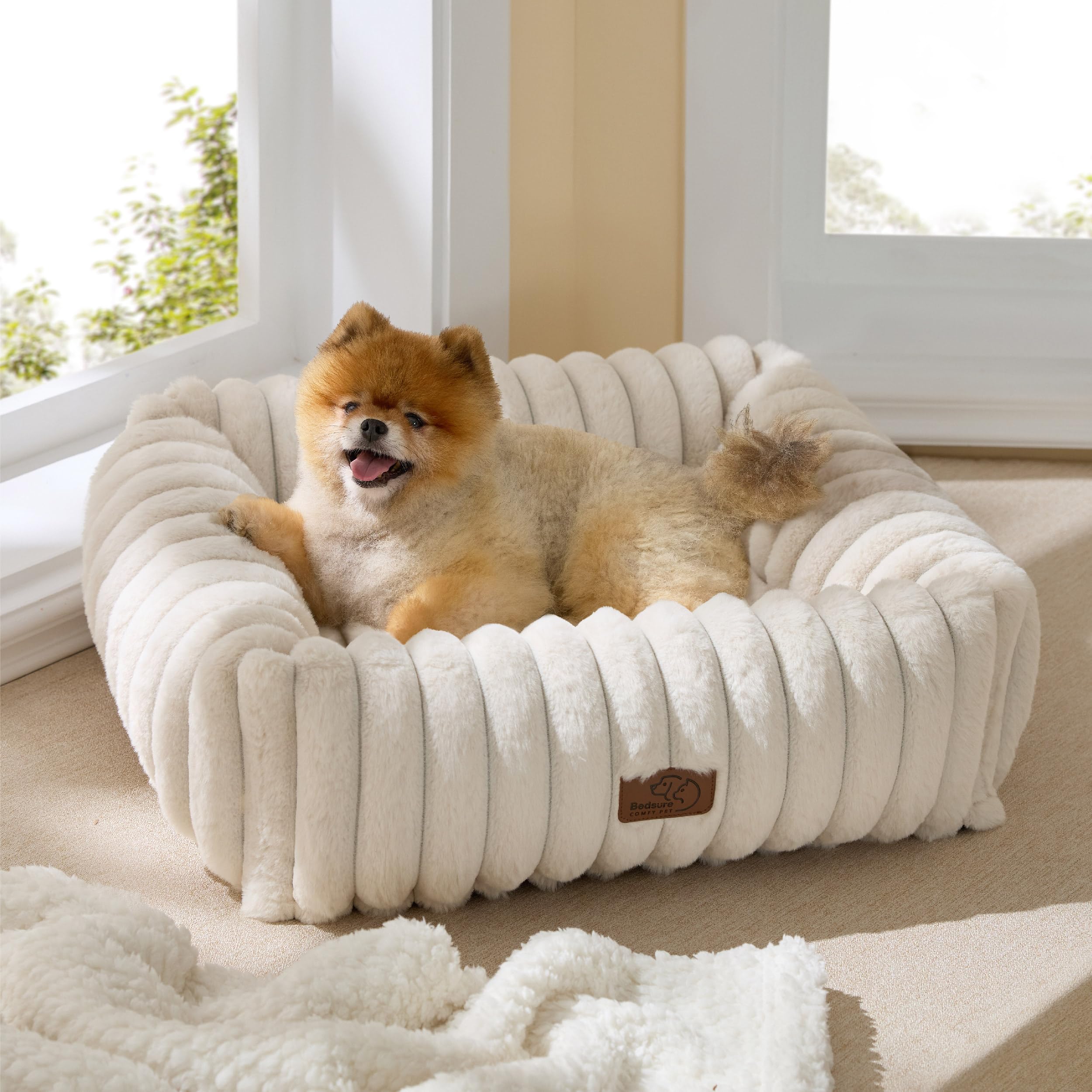 Bedsure cama para perro rectangular crema, visión superior para realce del confort.