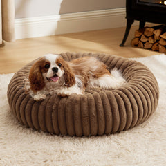 Bedsure Donut mediana: cama para perro con pelo sintético suave para descanso diario.