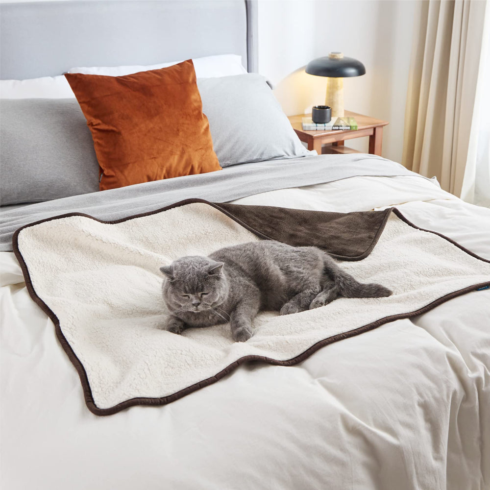Bedsure manta doble cara sherpa y franela ofrece calor reversible.
