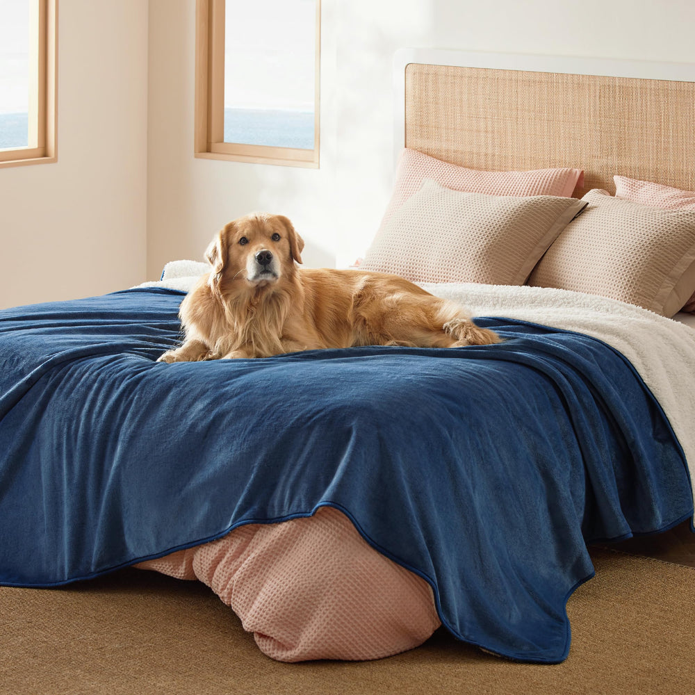 Bedsure manta impermeable con sherpa azul protege la cama y aporta calor suave.