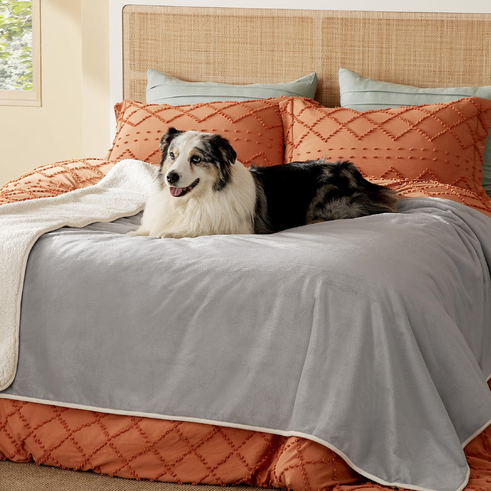 Bedsure manta impermeable con Sherpa frente, ideal para calentar la cama y proteger muebles.