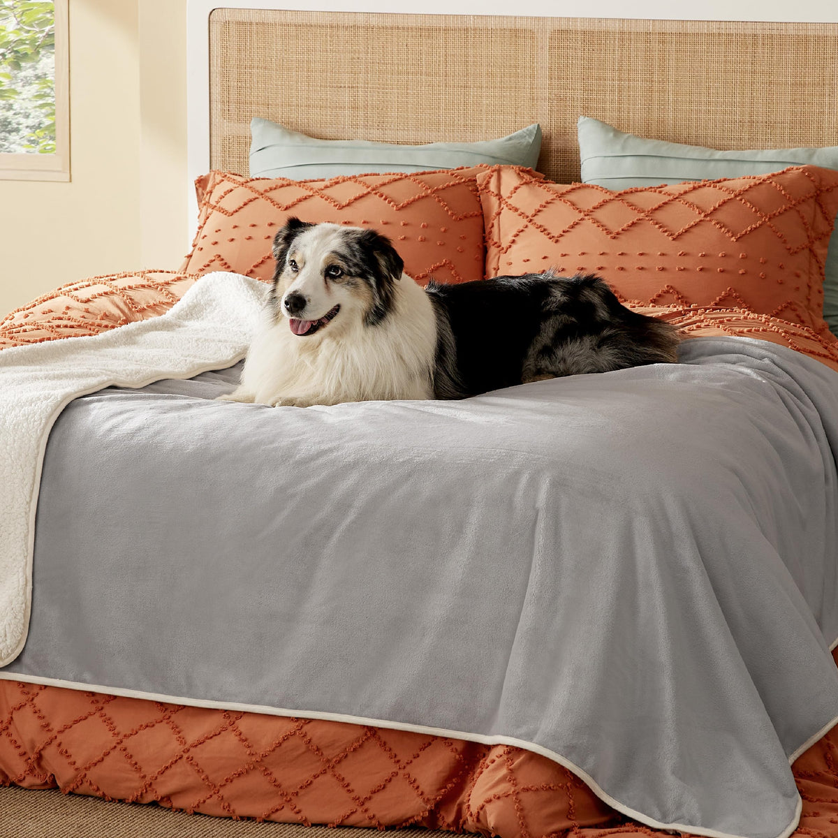 Bedsure manta impermeable con Sherpa frente, ideal para calentar la cama y proteger muebles.