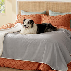 Bedsure manta impermeable con Sherpa frente, ideal para calentar la cama y proteger muebles.