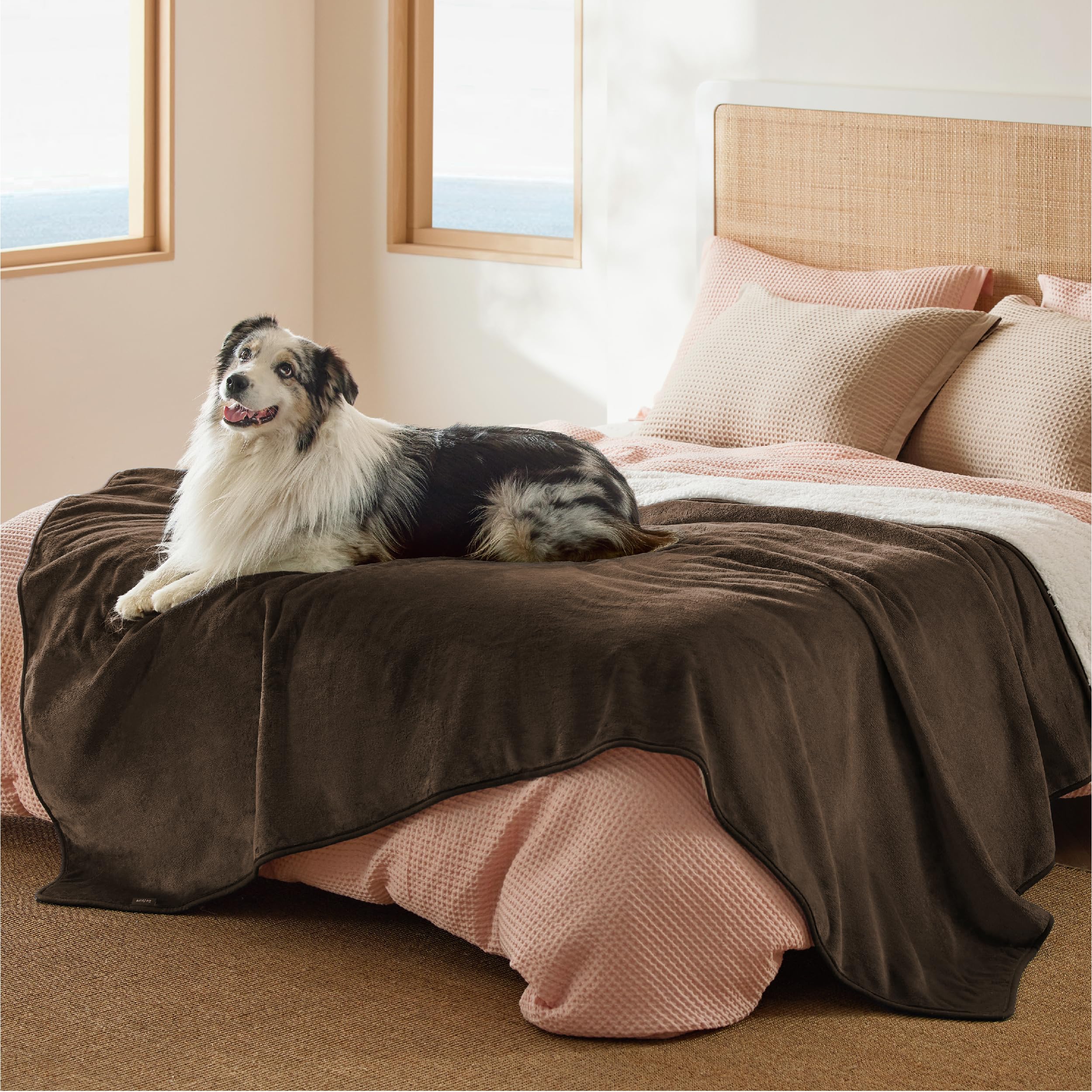 Bedsure manta impermeable para cama con sherpa, cálida y acogedora.