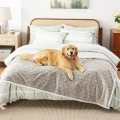 Bedsure manta impermeable para mascotas protege cama y muebles contra derrames.