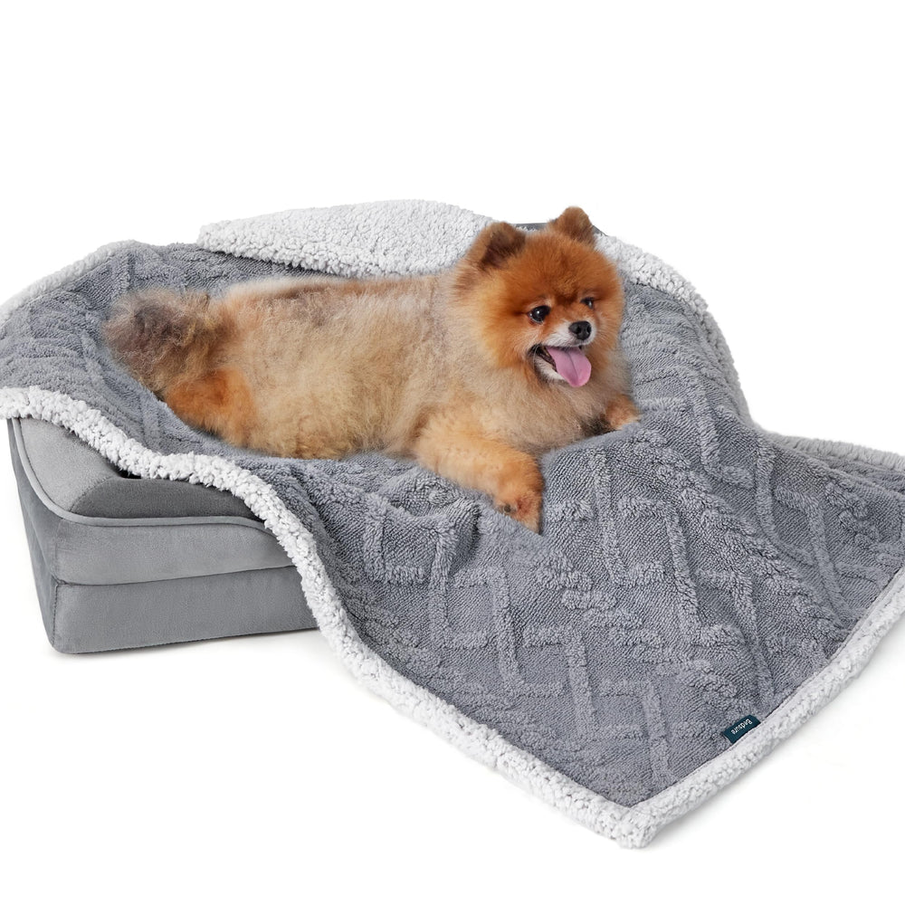 Bedsure manta impermeable para perro pequeño protege el sofá y mantiene al animal seco.
