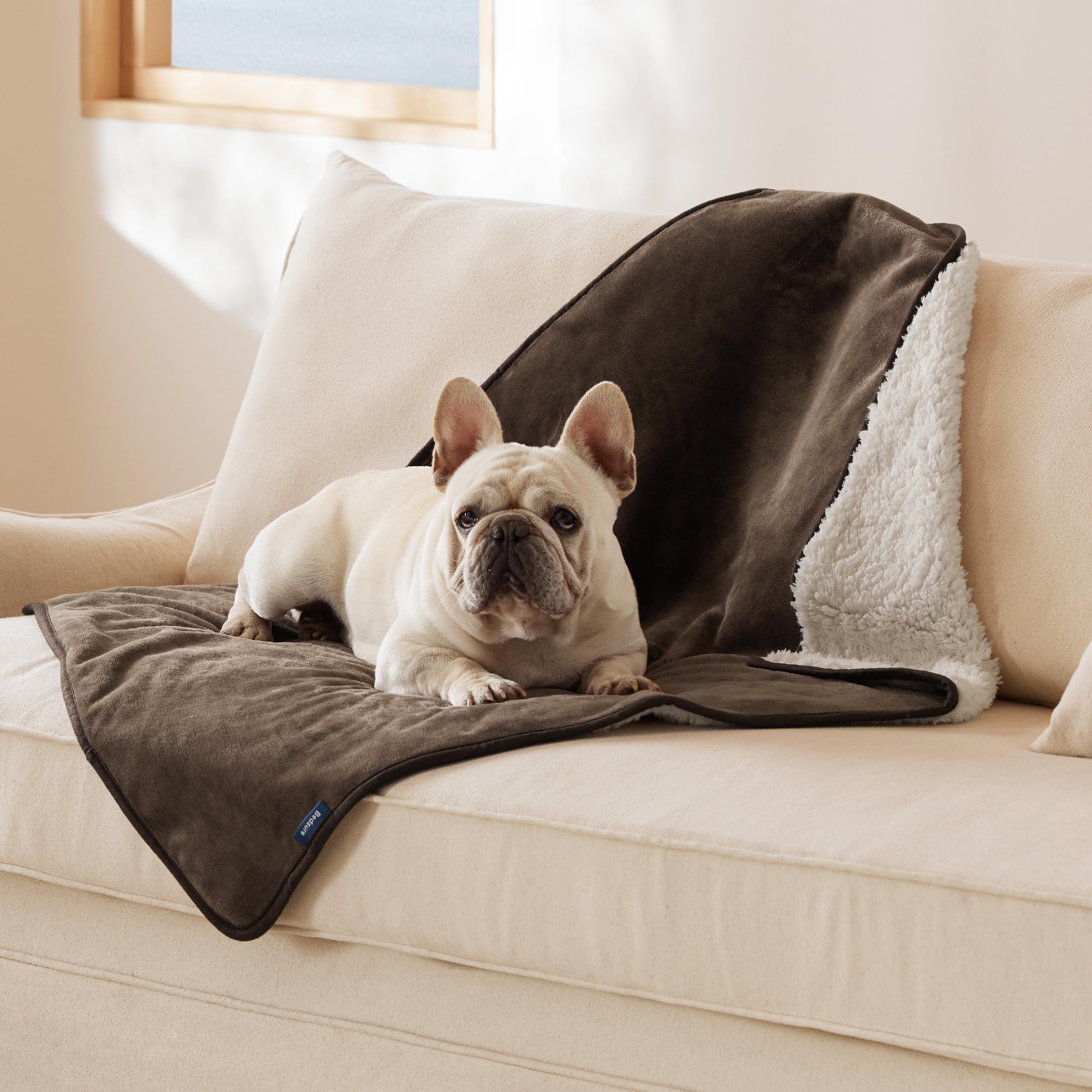 Bedsure manta impermeable para perros medianos protege el sofá con tapicería café