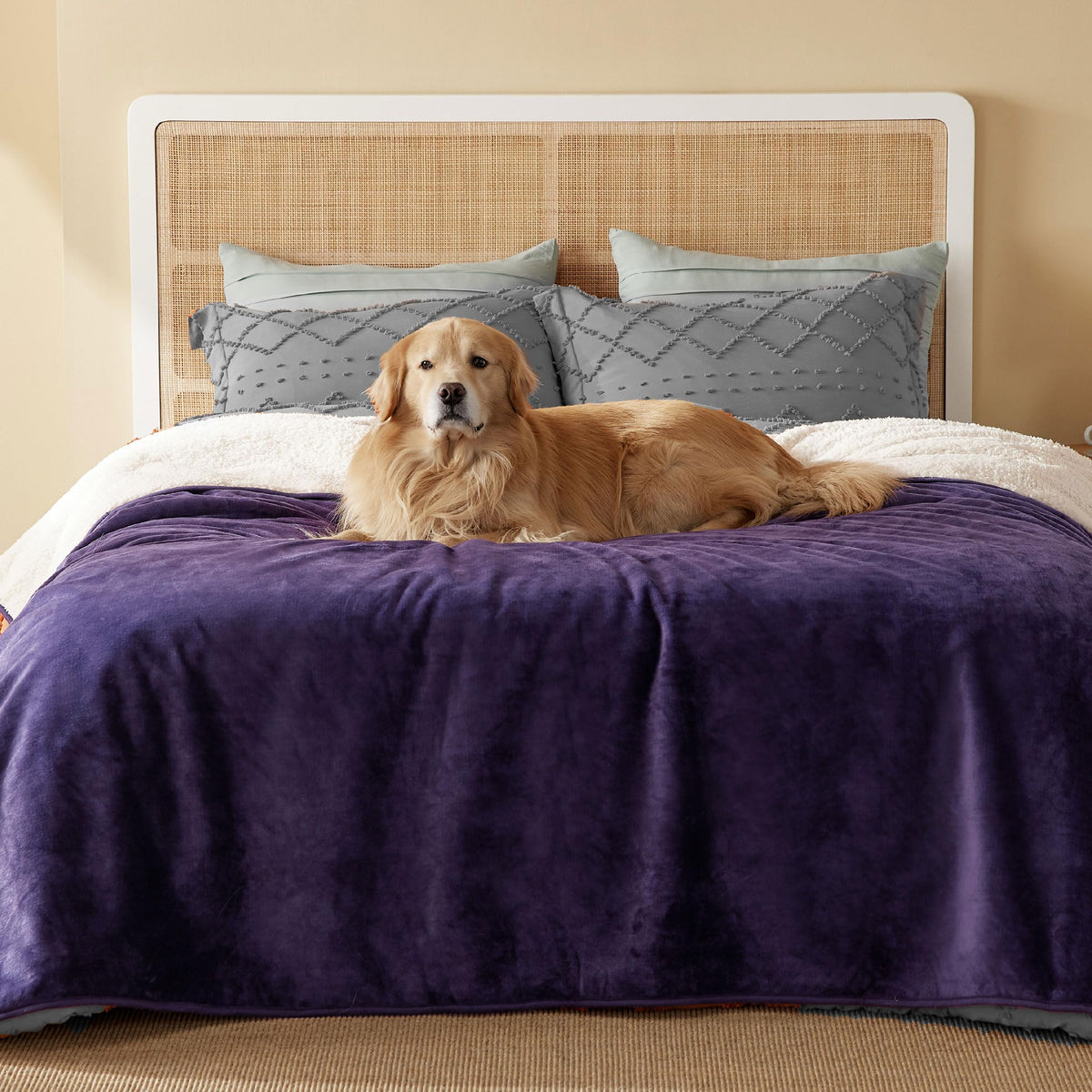 Bedsure manta impermeable Sherpa dos caras protege muebles de derrames.