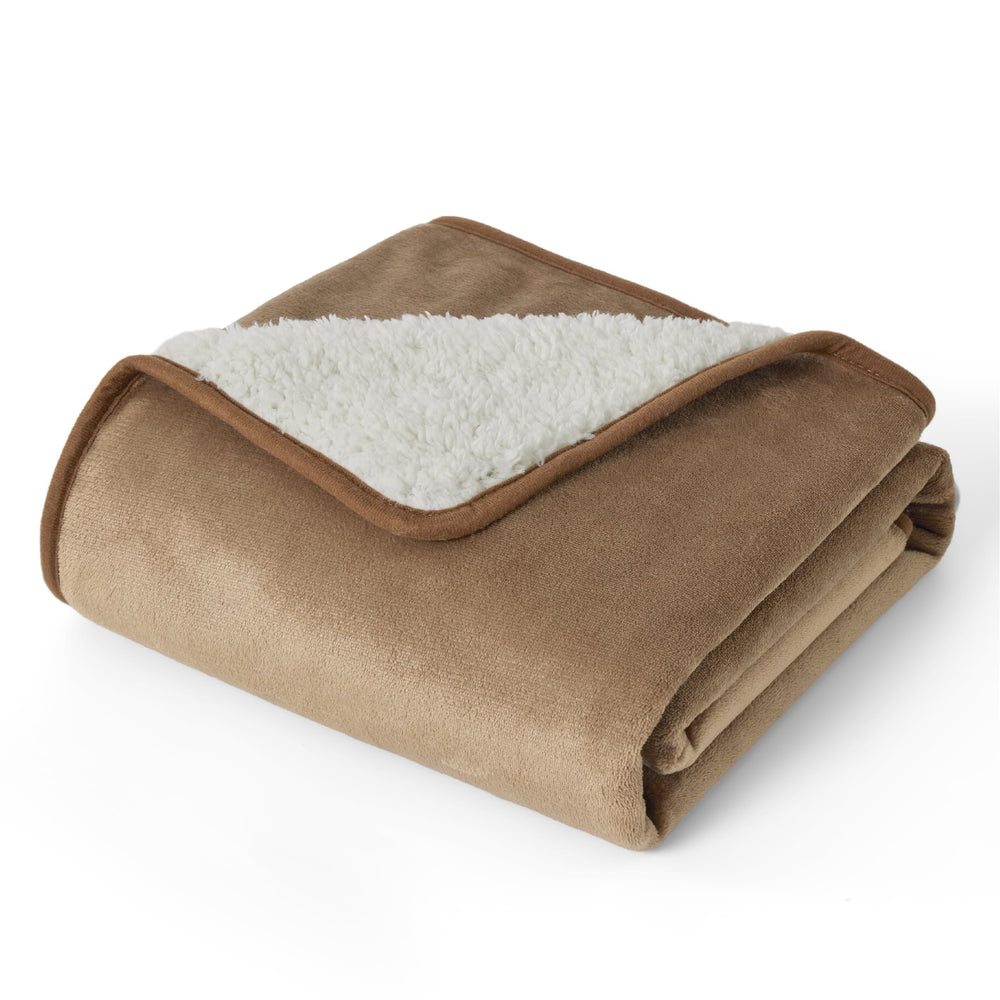Bedsure manta impermeable para perros camel, vista frontal protegiendo el sofá