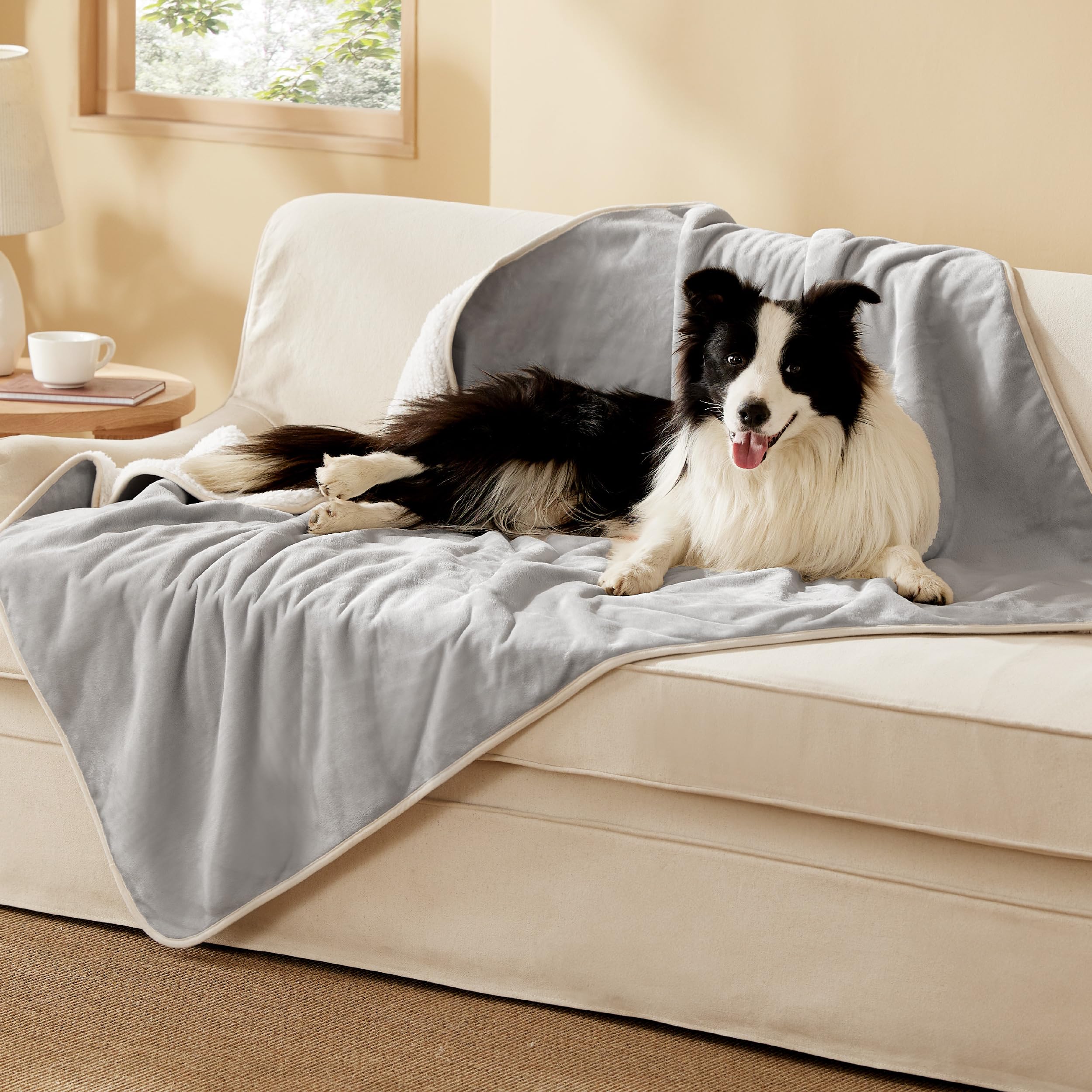 Bedsure manta impermeable para perros protege el sofá de líquidos y derrames.