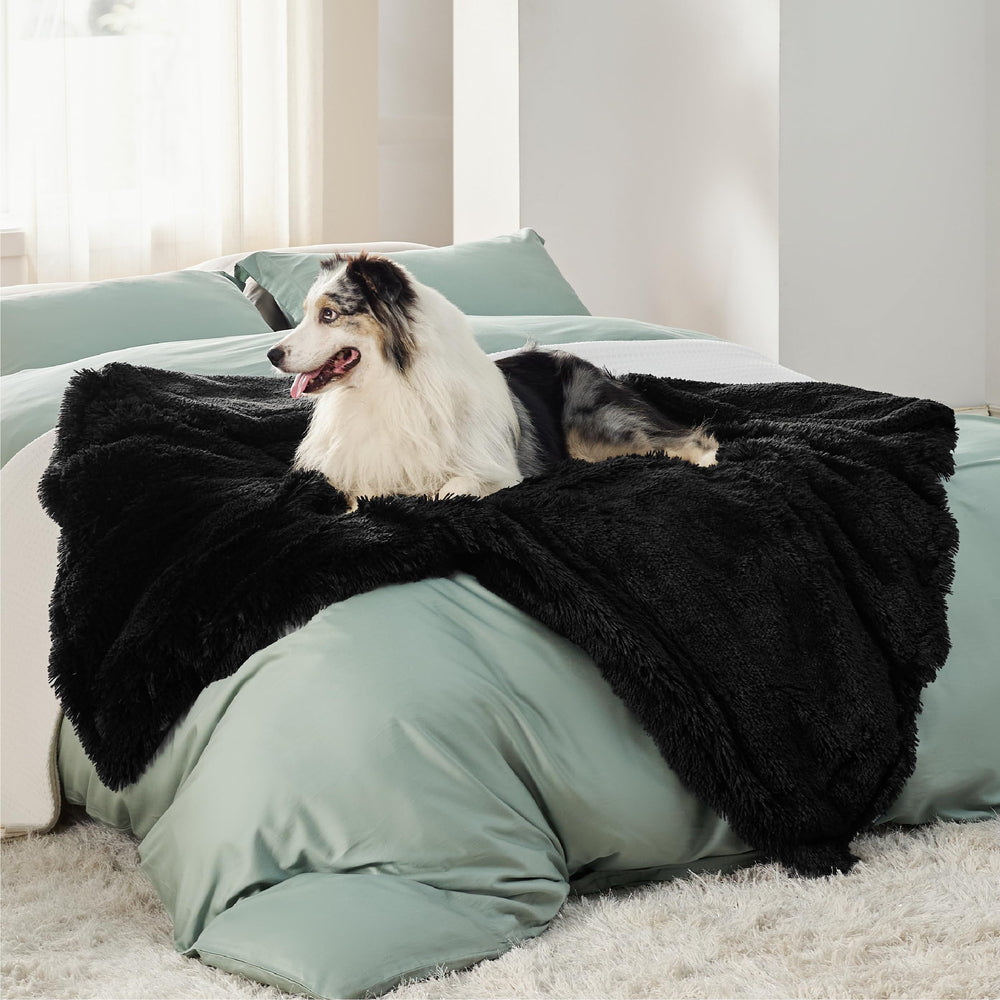 Manta Bedsure para perros impermeable sobre el sofá: protección duradera.