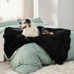 Manta Bedsure para perros impermeable sobre el sofá: protección duradera.