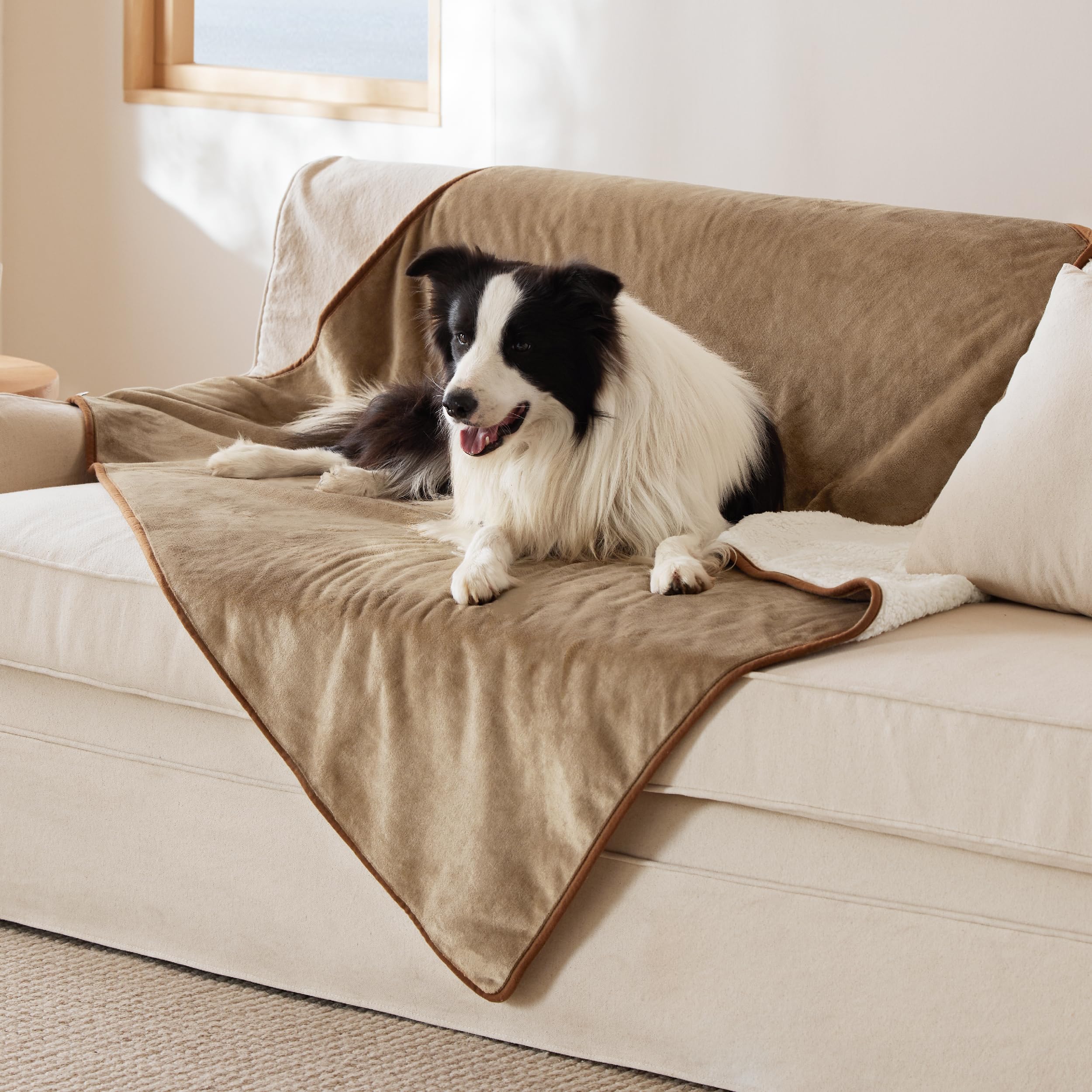 Bedsure manta impermeable para perros XL en camel, protege el sofá ante derrames.