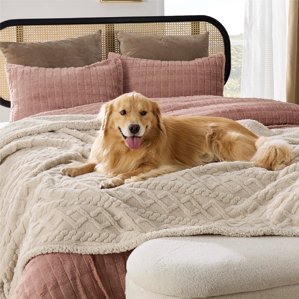 Manta Bedsure sherpa, lado suave, ideal para descanso cómodo.