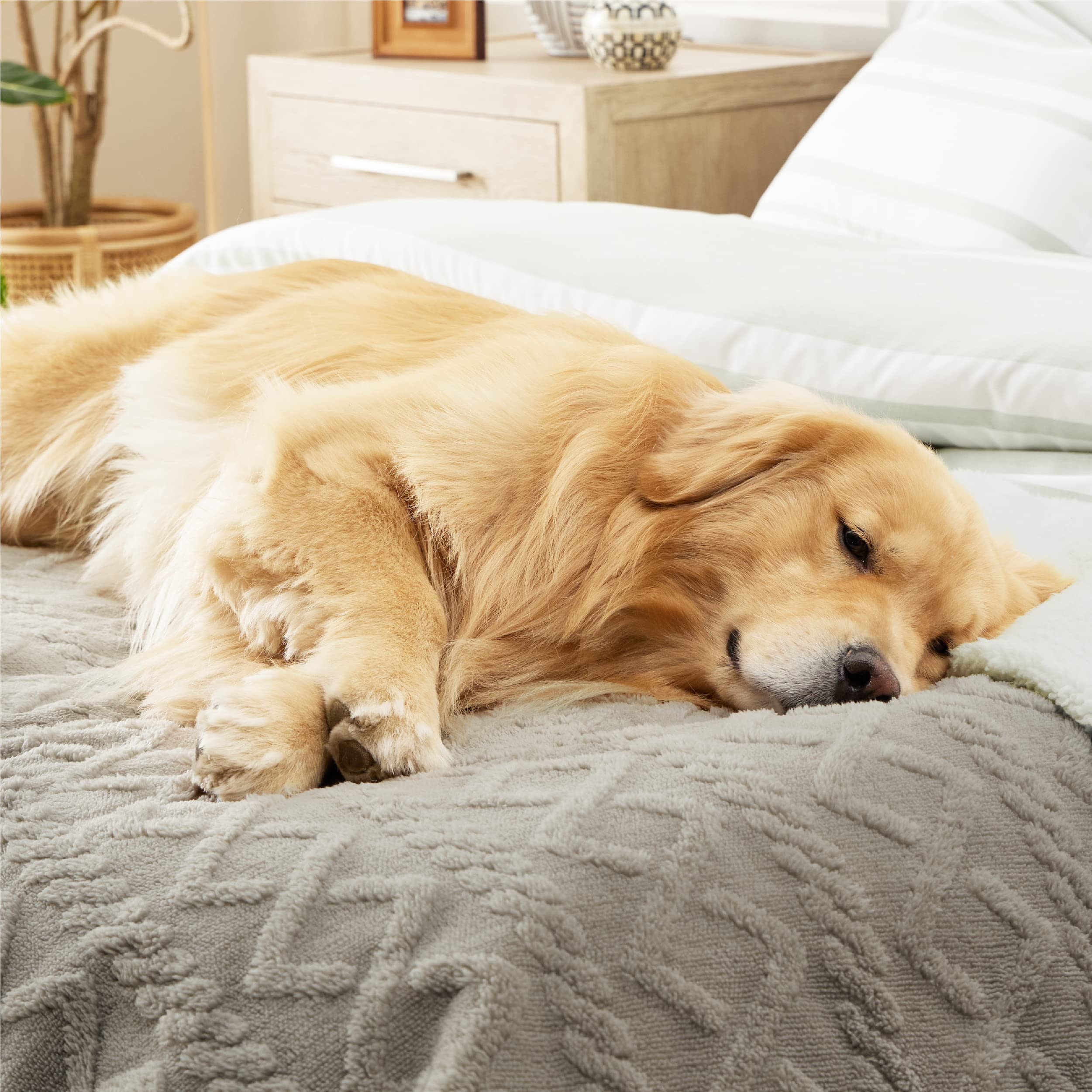 Bedsure manta veludo peludo ofrece suavidad y calor ligero.