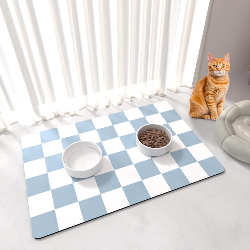 Alfombrilla BLESWIN para alimentación de mascotas con patrón cuadriculado azul y blanco, estética y funcionalidad.