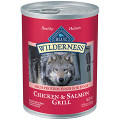 Blue Buffalo Wilderness: lata de salmón y pollo abierta para alimentar perros activos.